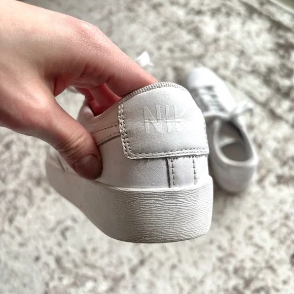 Nike Women’s Blazer Low LE Triple White Sneakers AV9370-111 - Picture 4 of 10